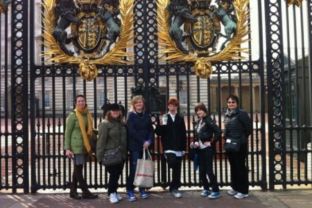 Cushla, Shaylee, Maddie, Arlo, Camille and Patricia at Buckingham Palace gates