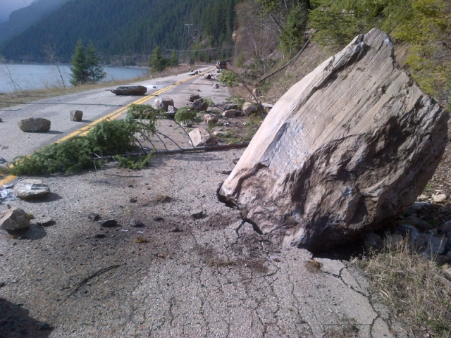 UPDATED: Crews remove rock slide near Lardeau