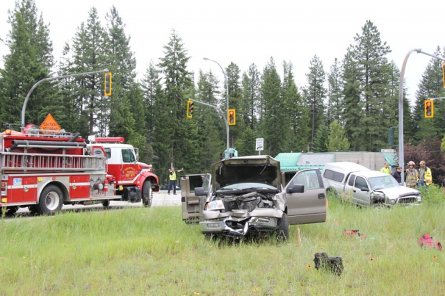 Two-vehicle accident at South Slocan junction results in minor injuries