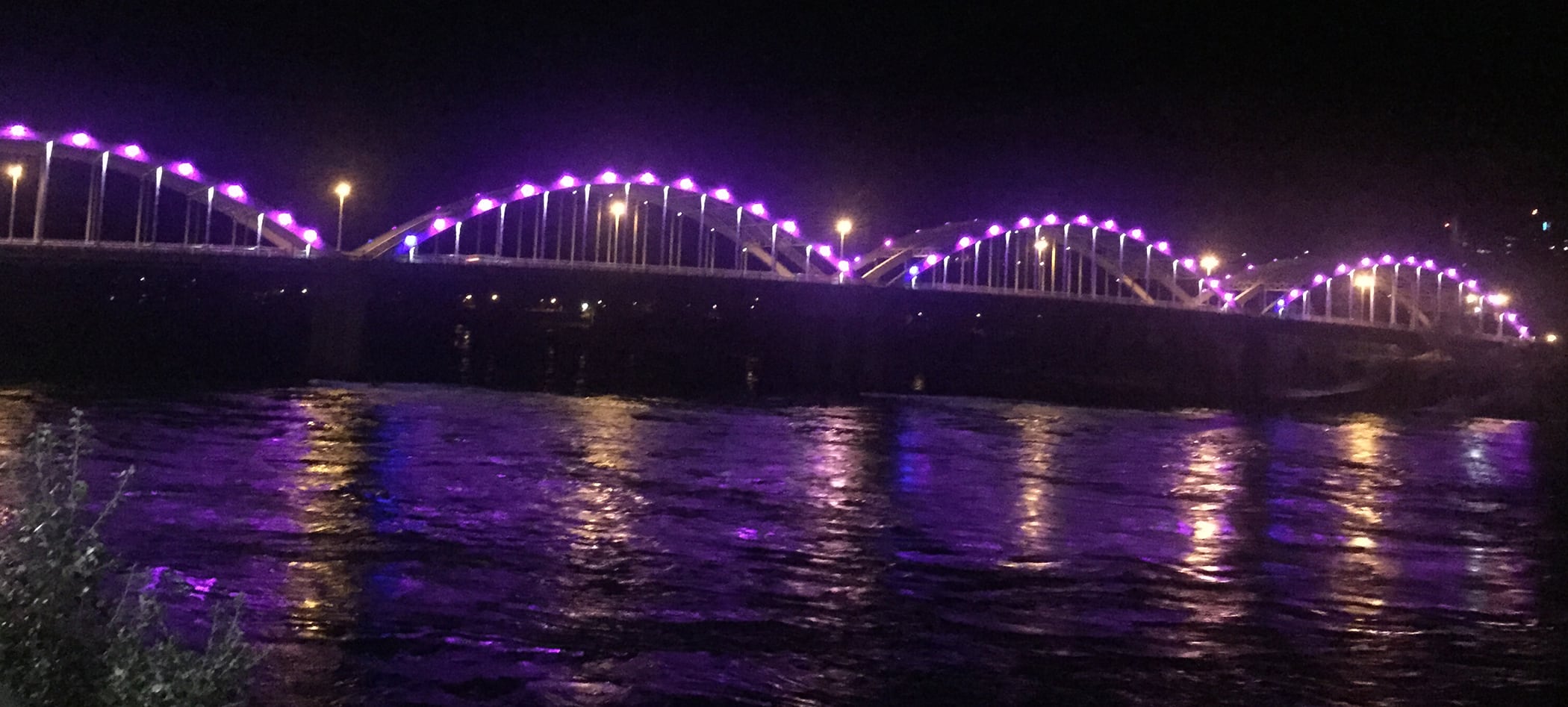 Bridge Lights Show Support for Front Line Workers